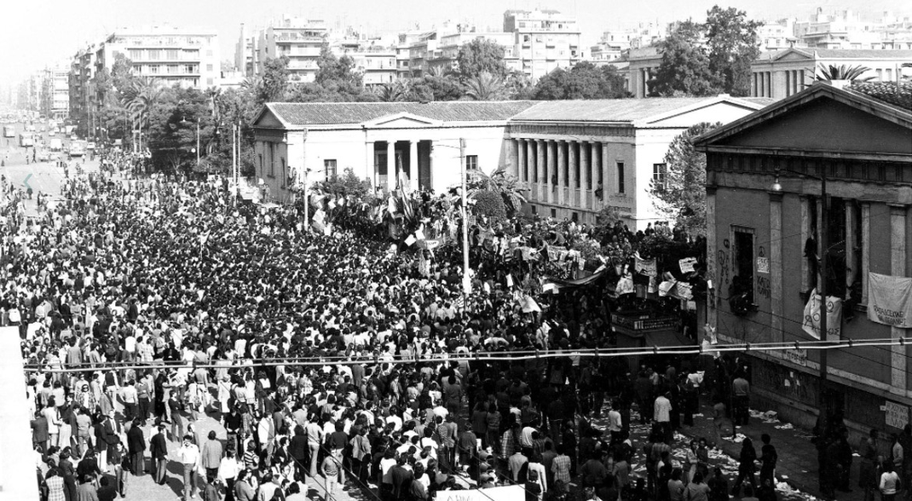 Şekil 1. Atina Politeknik çevresindeki kalabalık, Kasım 1973. Fotoğraf Wikimedia Commons’ta CC BY-SA 4.0 lisansıyla yayımlanmıştır. Kaynağa erişim